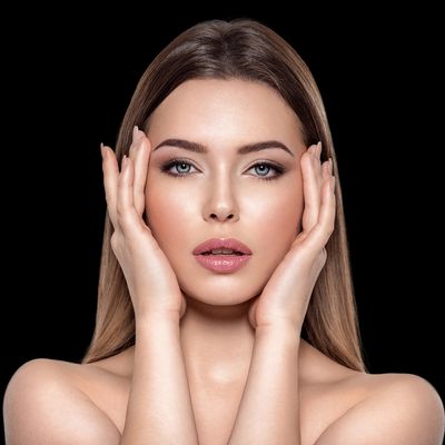 my Geisha Skincare by Skin Concern - What causes skin redness? Various factors can cause temporary redness, such as sunburn, hot flashes, food sensitivity, a reaction to medication, or skin irritation. Some conditions can also cause redness, such as rosacea, acne, dermatitis, psoriasis, shingles, and lupus.