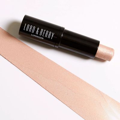 HIGHLIGHTER STICK | CONTENT: 4.0 G
Luminizer

Color:
Champagne Pink (#1150)
Moon (#1152)
Nude Glow (#1161)

Naturally radiant, fresh glow
Light, creamy texture
Highlights natural facial contours
Luminizer - Highlighter Stick - Radiant glow for a perfect complexion

The Luminizer Highlighter Stick is your secret for a naturally radiant, fresh glow, whenever and wherever you want. With its light, creamy texture, it blends effortlessly with the skin and conjures up a dew-fresh finish that makes any skin tone shine. Designed to highlight your natural facial contours, the Luminizer Stick brings gentle shine to cheekbones, eyebrows, bridge of the nose and cupid&#39;s bow - right where the light falls on your face. Perfect for everyday life or as a highlight in the evening - the luminizer ensures a healthy radiant complexion in no time, which makes you look refreshed and lively.
Vegan: No
Paraben-free: Yes
Fragrance-free: No