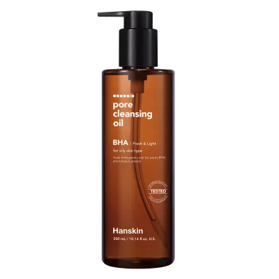 Hanskin BHA Pore Cleansing Oil

Skin type: Oily skin | Combination skin | All skin types
Routine: Day routine | Evening routine
Skin concerns: Blackheads | Oily skin | Dilated pores | Excess sebum | Imperfections | Firmness
For: Women | Men | Unisex
Size: 300 ml

Hanskin Pore Cleansing Oil BHA (300 ml) is suitable for oily, combination and acne-prone skin. The product effectively removes impurities and prevents clogging of pores, without leaving greasy residues. This exfoliating formula contains salicylic acid and natural plant ingredients that effectively dissolve makeup and sebum that clog pores, leaving skin clean, bright and hydrated.

Benefits:
• Effectively removes all types of make-up, including waterproof make-up.
• Formula with nourishing oils that keep the skin healthy and hydrated.
• Salicylic acid effectively dissolves sebum and prevents pore congestion.
• Easy-to-use pump ensures hygienic and precise application.

Active ingredients:
• Salicylic acid: a beta-hydroxy acid that effectively dissolves excess sebum, which can promote the appearance of acne.
• Orange peel oil: an extract containing antioxidants, for bright and healthy skin.
• Jojoba oil: a vegetable oil that improves texture and moisturizes.
• Eucalyptus: a purifying extract with a calming and regenerating effect.

100% clean beauty
• No parabens
• No dyes
• No artificial fragrances
• Alcohol-free
