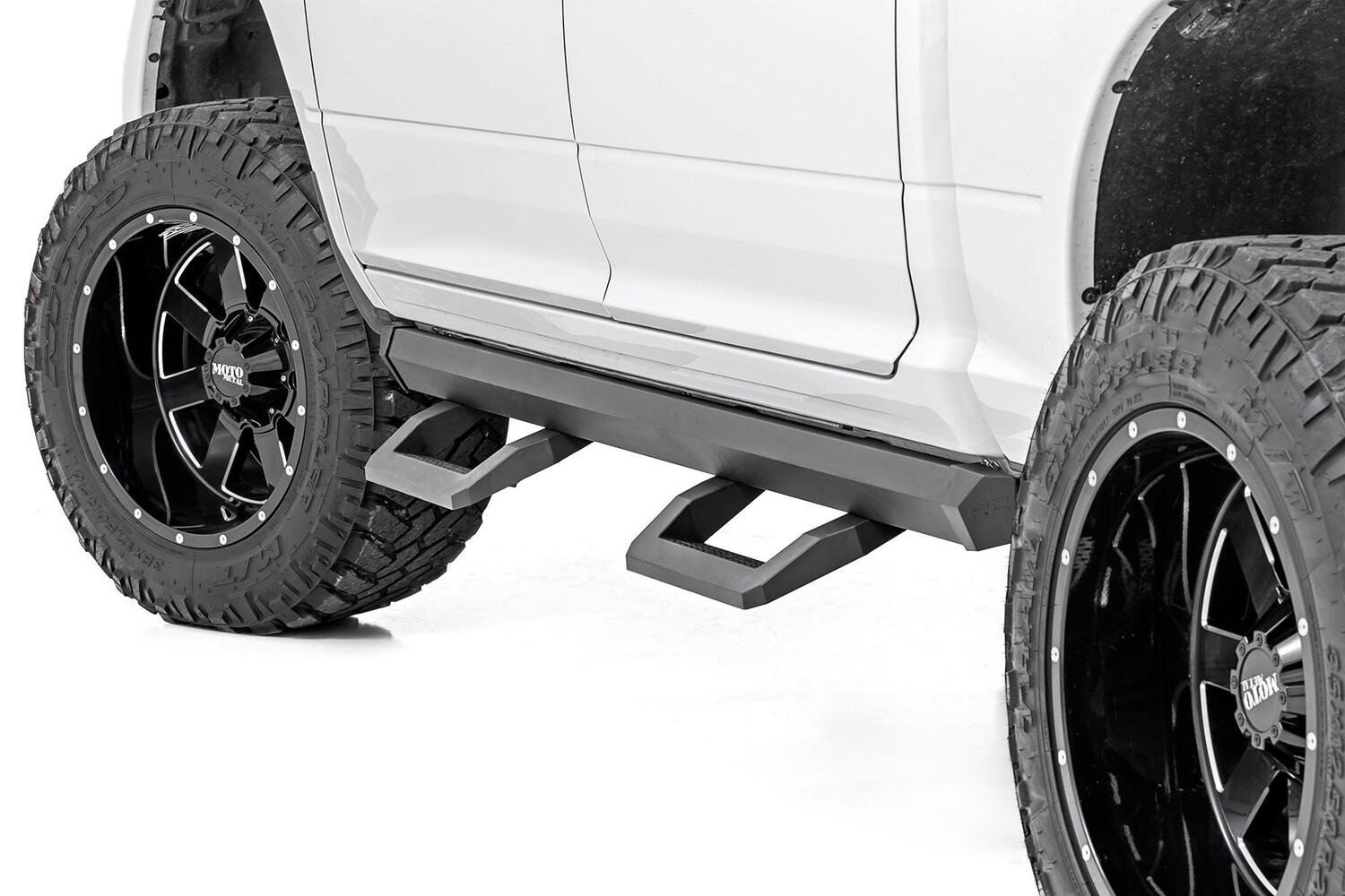 Rough Country SR2 Adjustable Aluminum Steps Crew Cab | Ram 1500/2500/3500 2WD/4WD