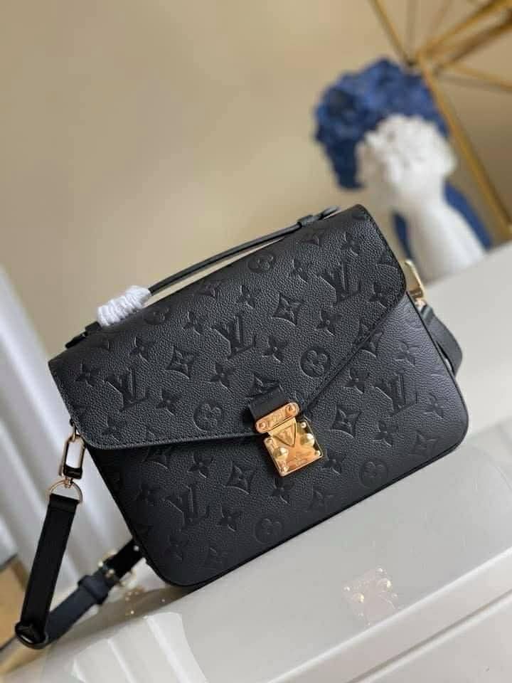 Black Pochette Lv