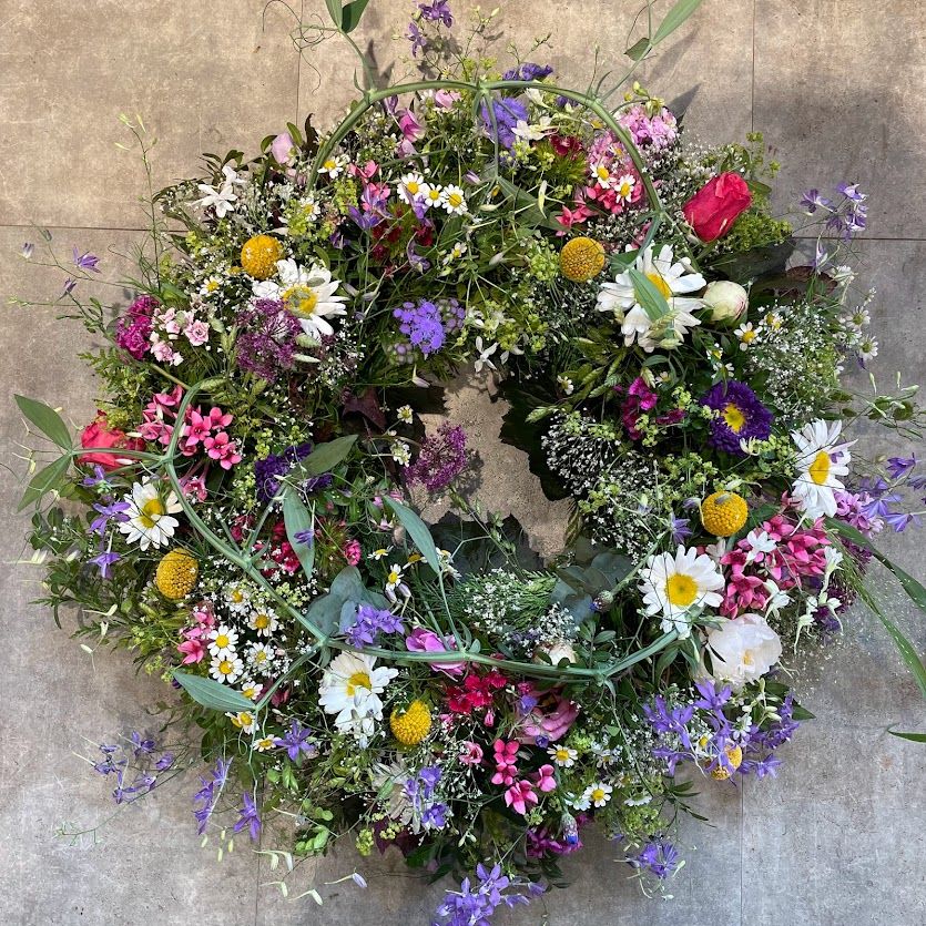 Natürlicher Trauerkranz – bunt wie eine Blumenwiese - ab 150,00