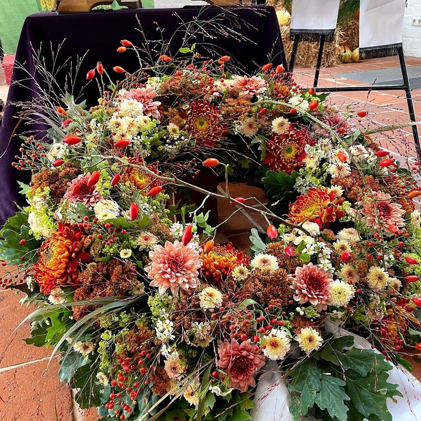 Herbstlicher Trauerkranz in warmen Naturtönen - ab 150,00