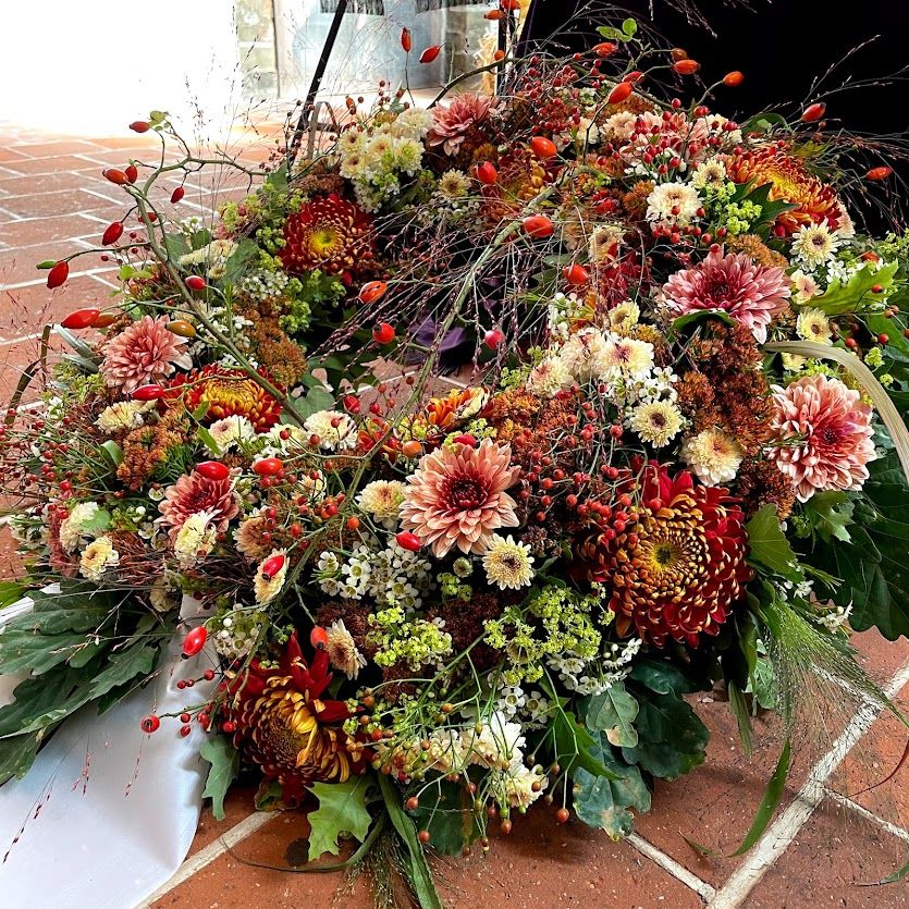 Herbstlicher Trauerkranz in warmen Naturtönen - ab 150,00