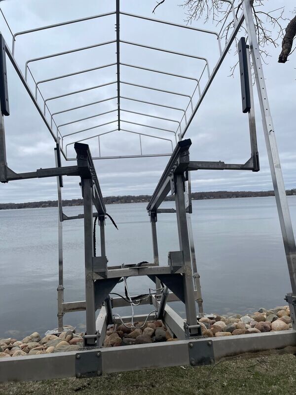 9,000LB Crosspoint hydraulic lift Boat lift