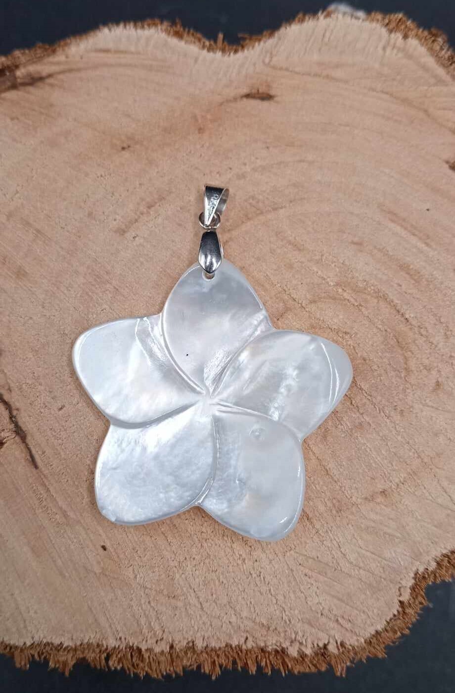 Pendentif fleur de monoï en nacre