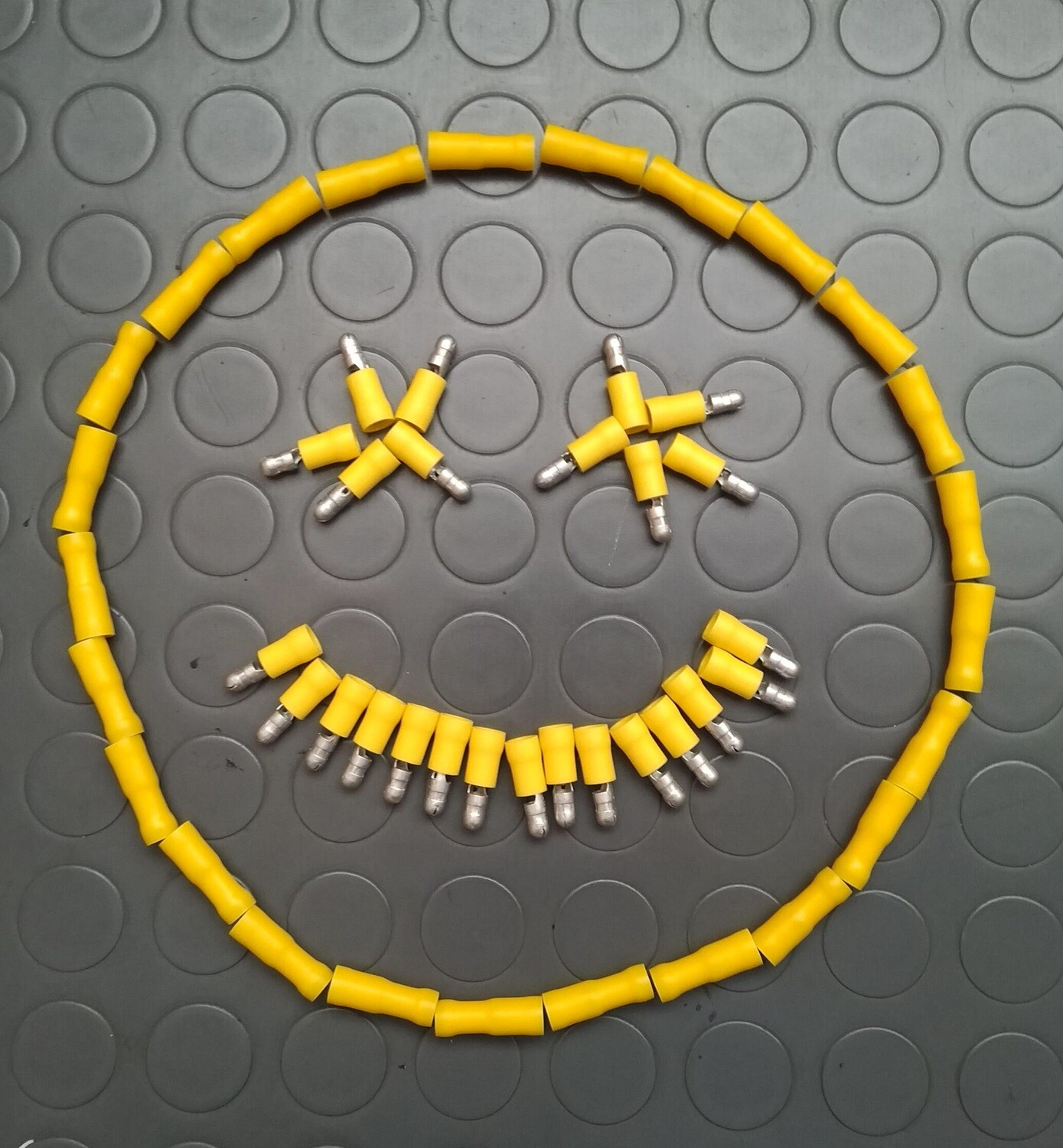 Rundstecker Isoliert für Kabel 4-6mm2 PVC je 25 Stück nur 9.90.-