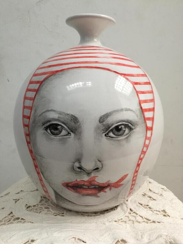 Jarrón bola cara, gorro piscina rayas rojas. Colección varios.