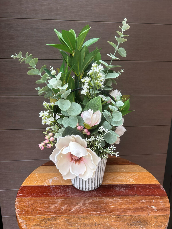 Arrangement fleurs de magnolia et eucalyptus 