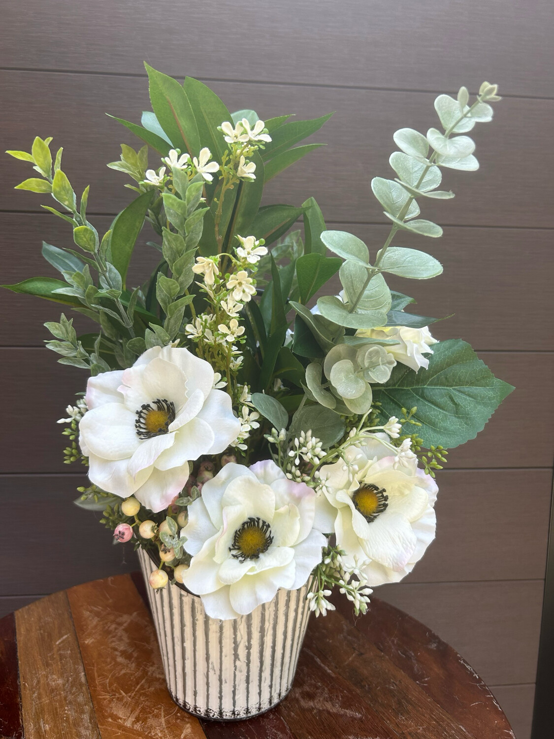 Arrangement fleurs d’anémone et eucalyptus 