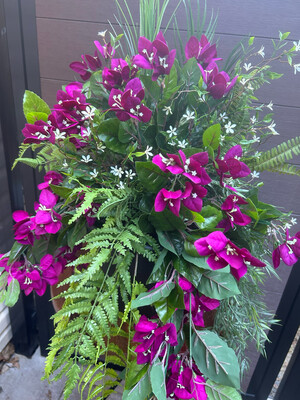 Arrangement fleurs dans pot de 10 pouces