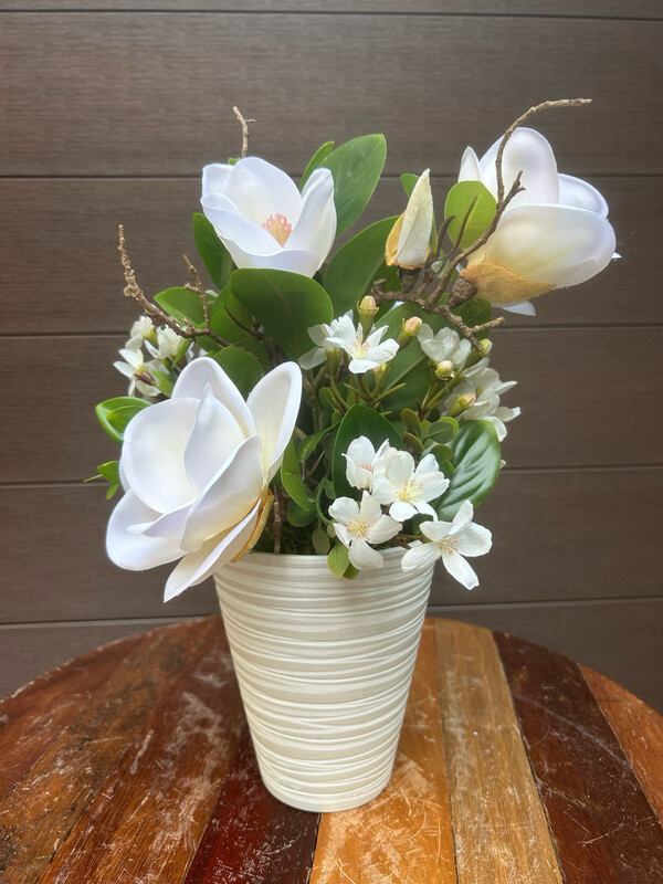 Arrangement fleurs magnolia et fleurs de cerisier