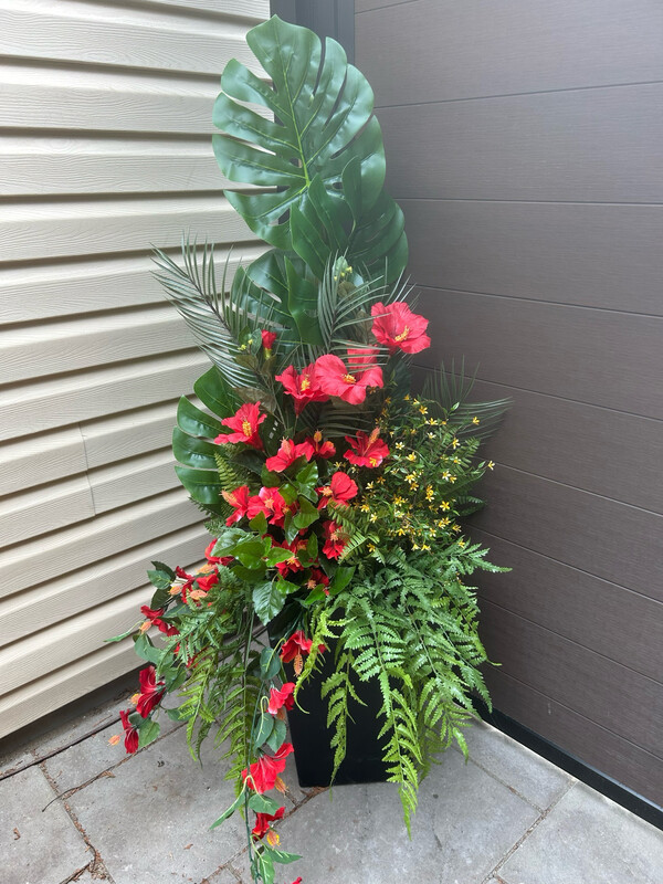 Arrangement fleurs d’hibiscus et feuilles de split philo