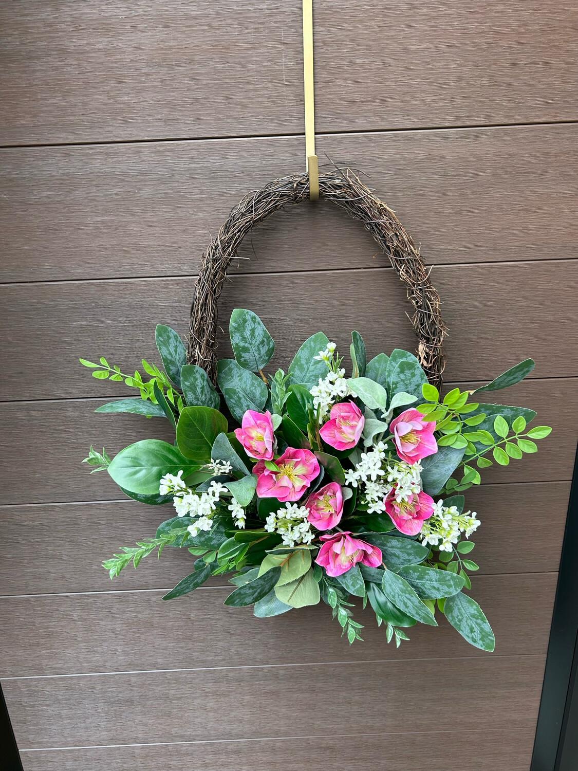 Couronne de fleurs d’hellébores roses 