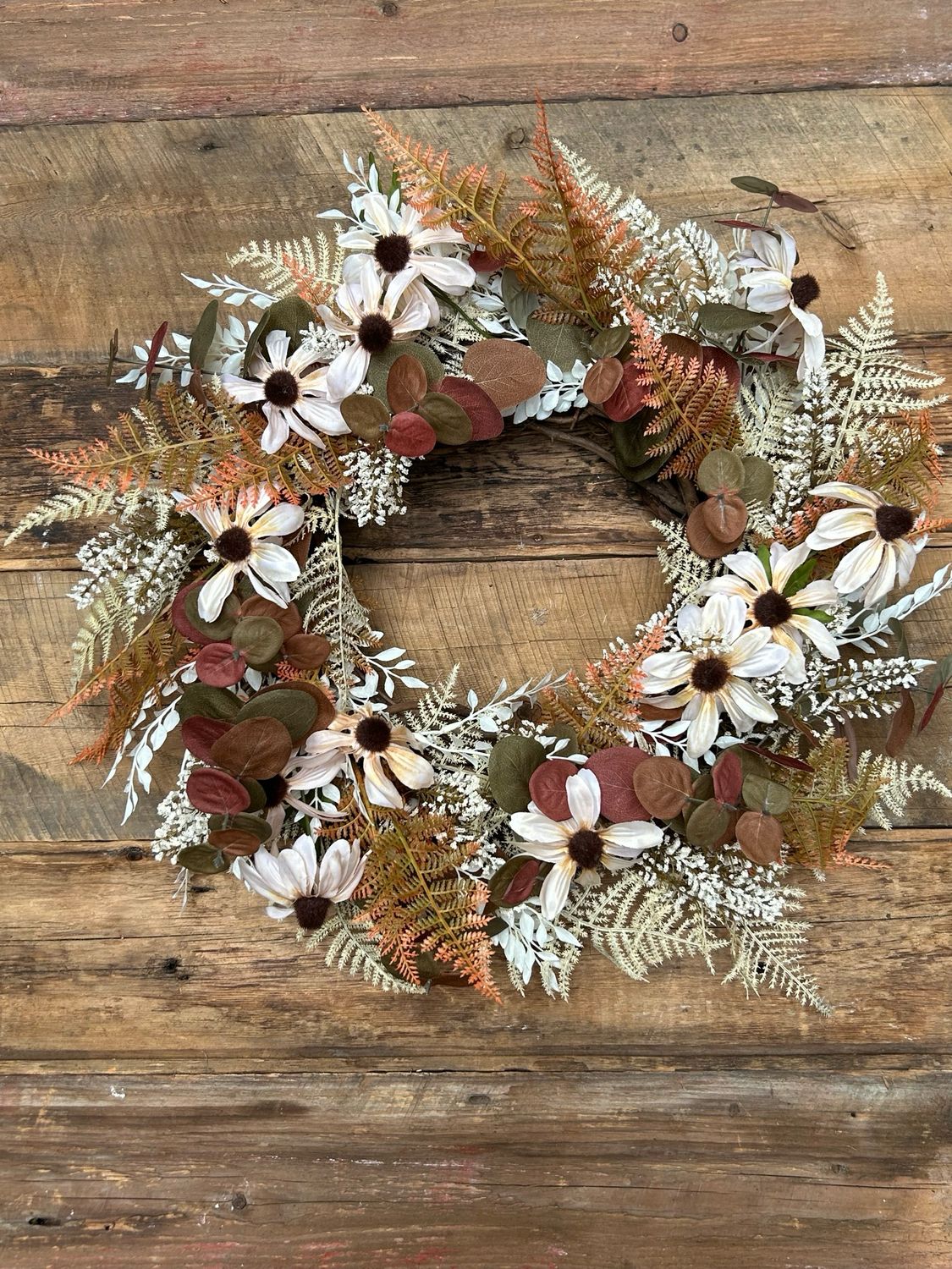 Couronne d’automne marguerites et fougères 