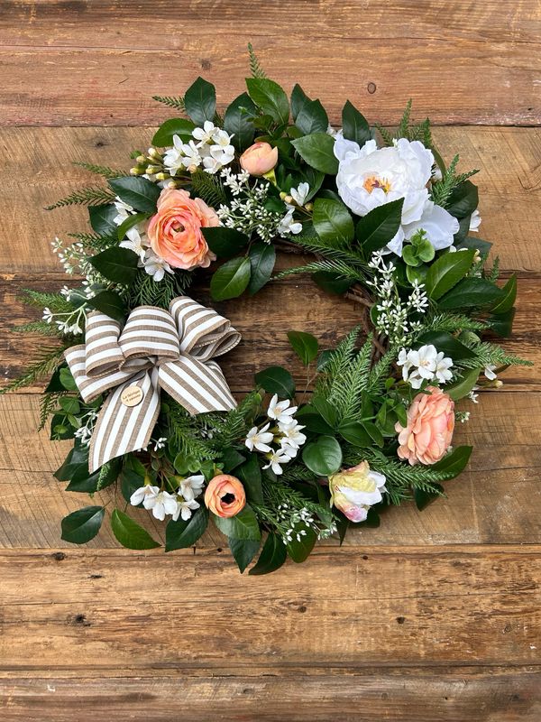 Couronne ranunculus pêche et ruban ligné