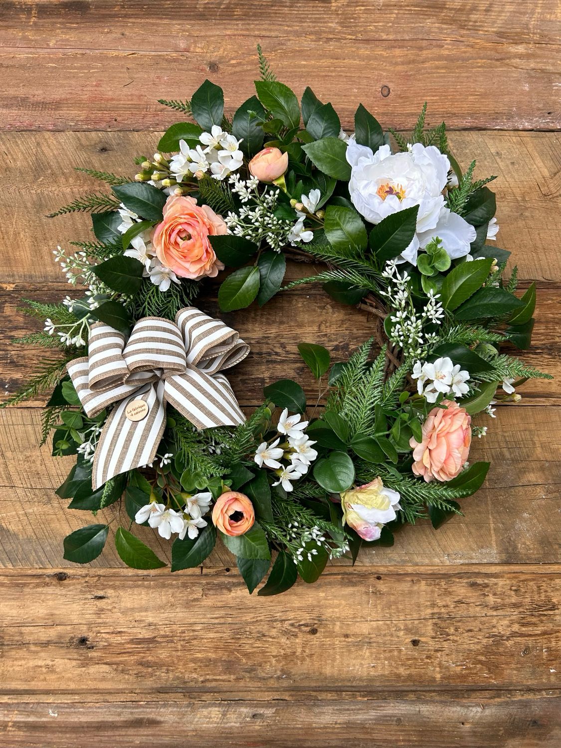 Couronne ranunculus pêche et ruban ligné