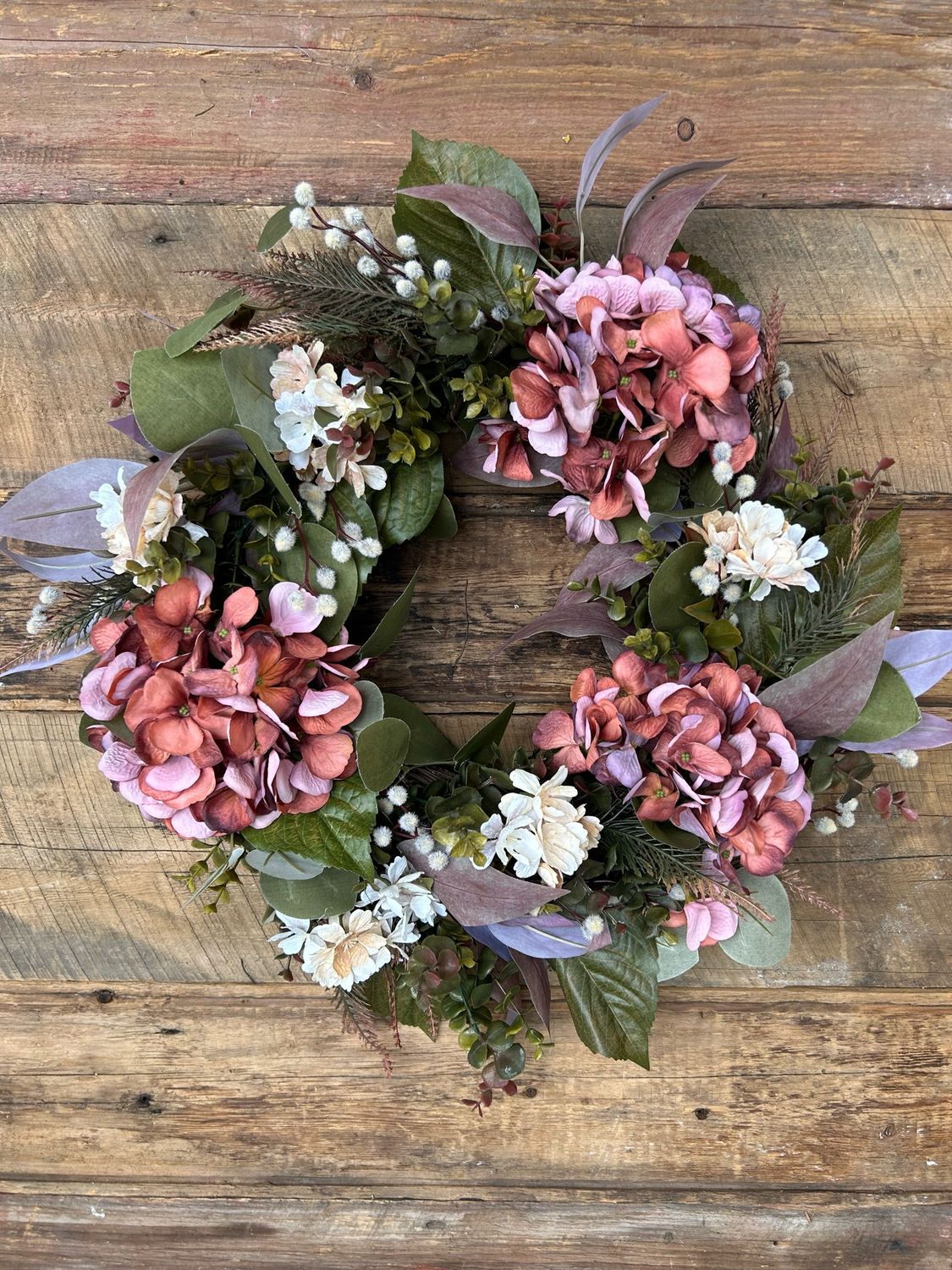 Couronne fleurs d’hydrangées , fougères et eucalyptus 