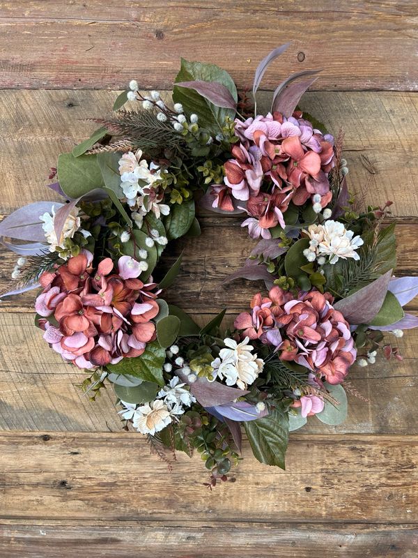 Couronne fleurs d’hydrangées , fougères et eucalyptus 