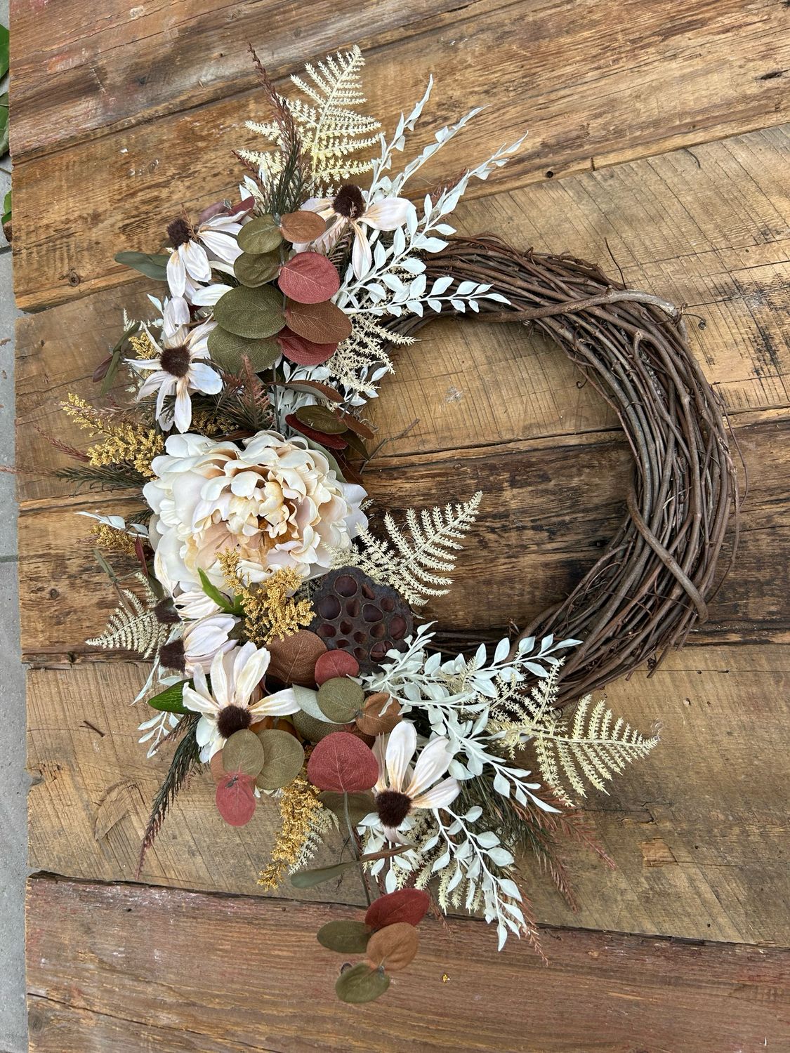 Couronne d’automne marguerites, fougères et eucalyptus 