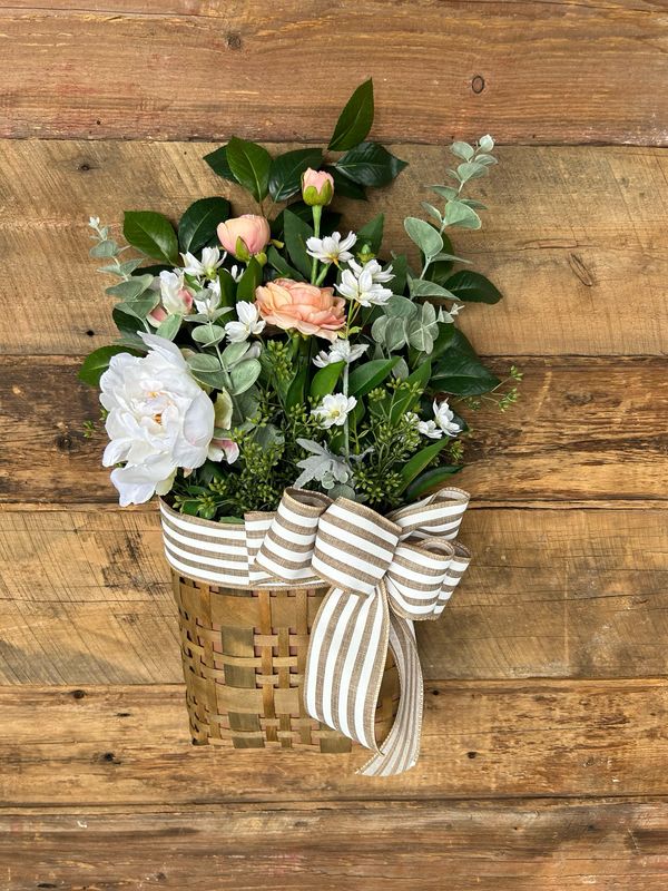 Panier de porte fleurs ranunculus et ruban ligné