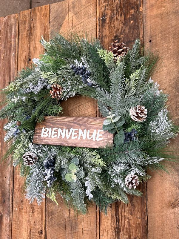 Couronne enneigée pancarte bienvenue en bois