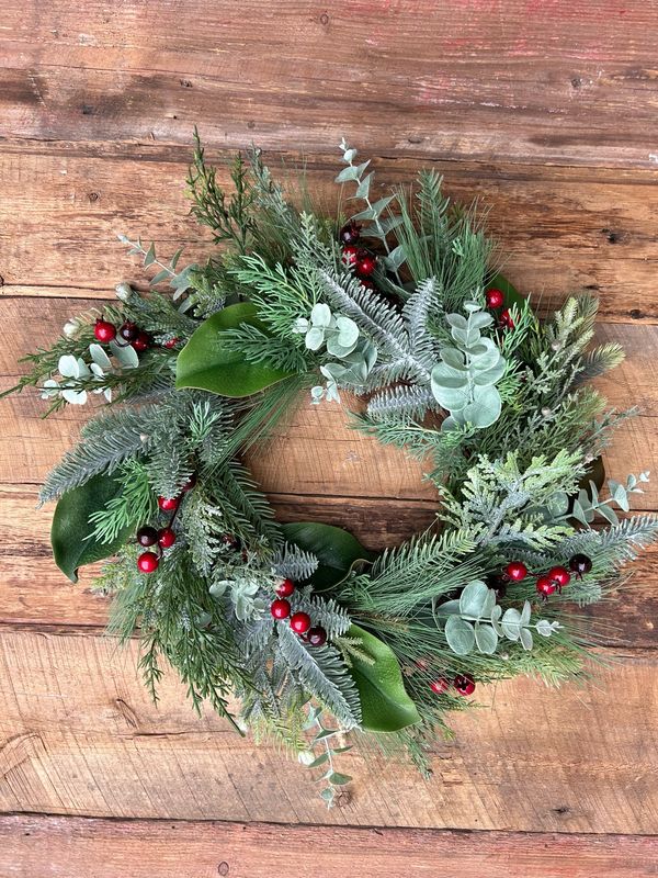 Couronne d’hiver baies rouges et eucalyptus 