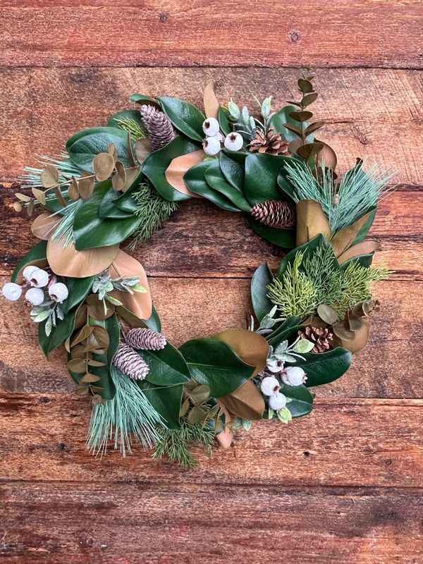 Couronne magnolia, cèdre, cocottes et baies blanches 