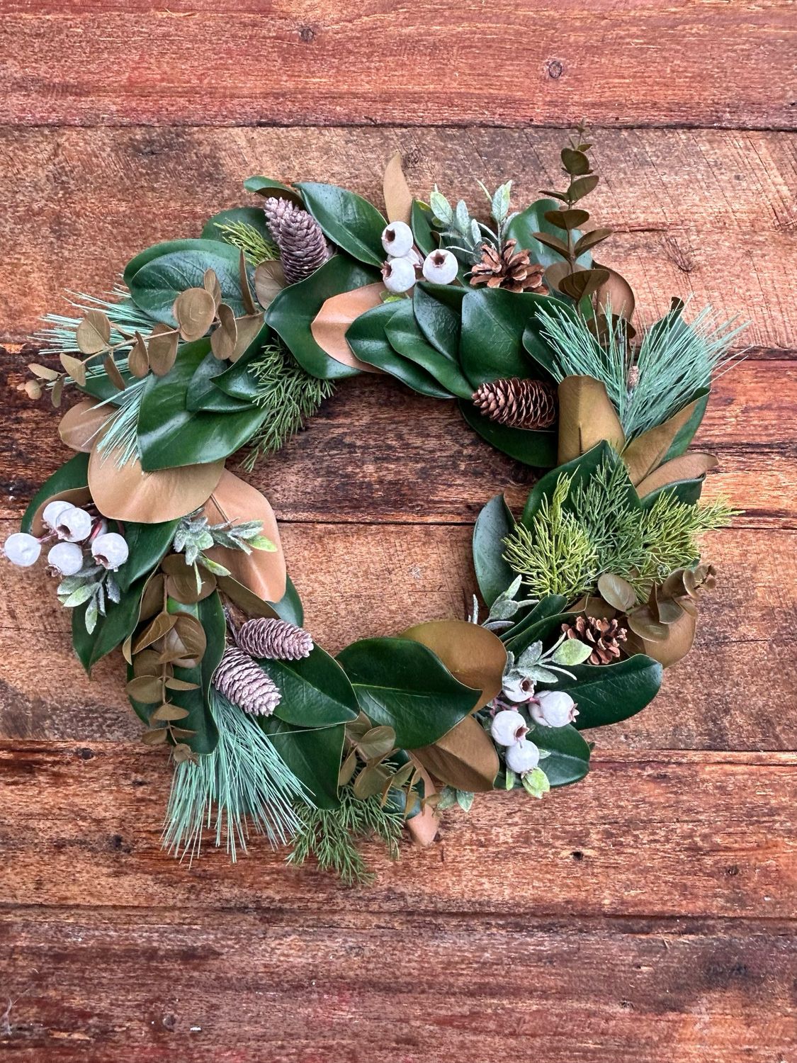 Couronne magnolia, cèdre, cocottes et baies blanches 
