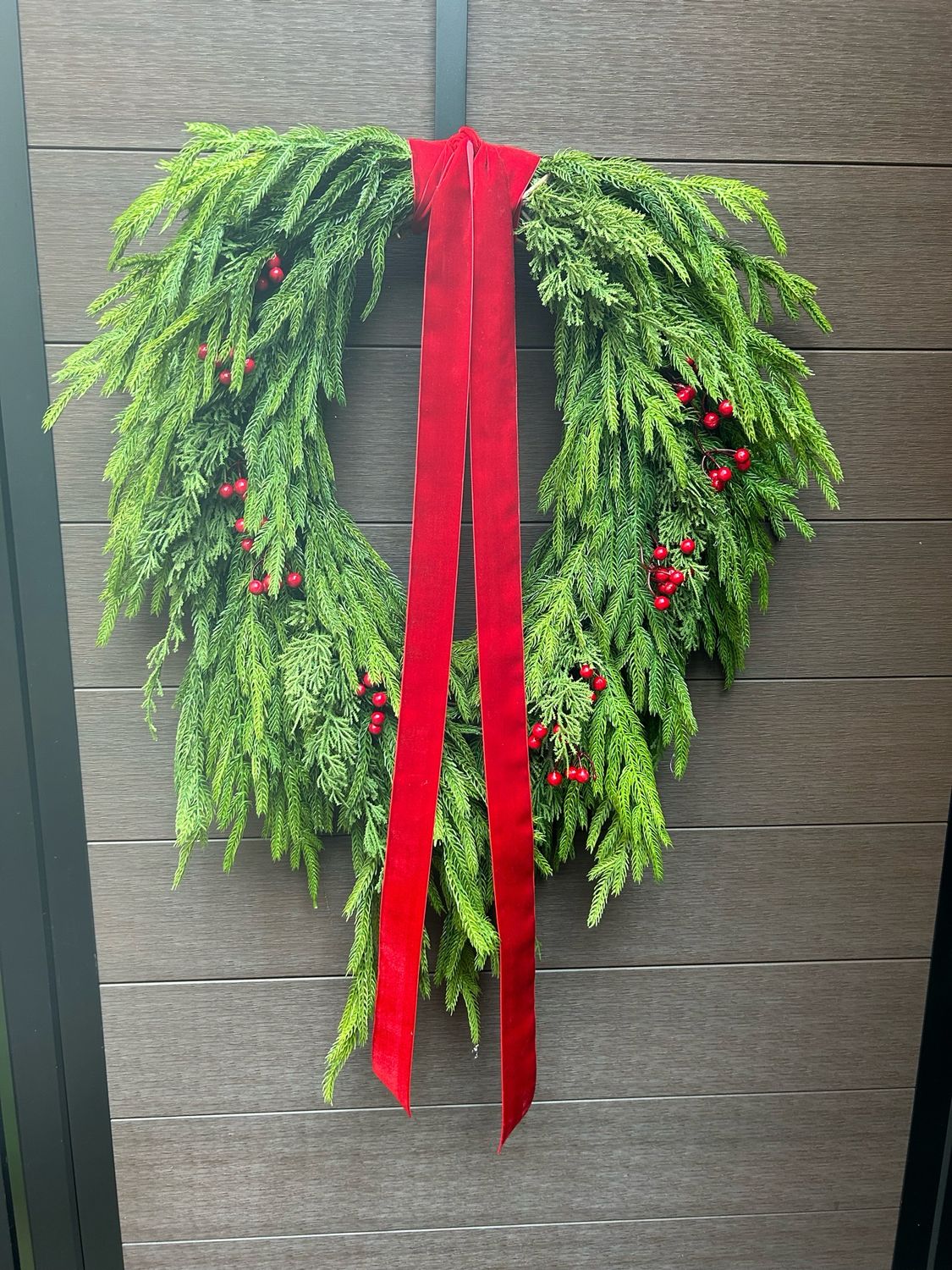 Couronne d’hiver de pin avec ruban rouge 