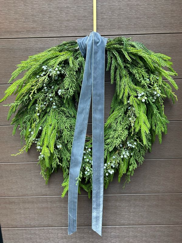 Couronne d’hiver / Noël en branches de pin ruban bleu acier 