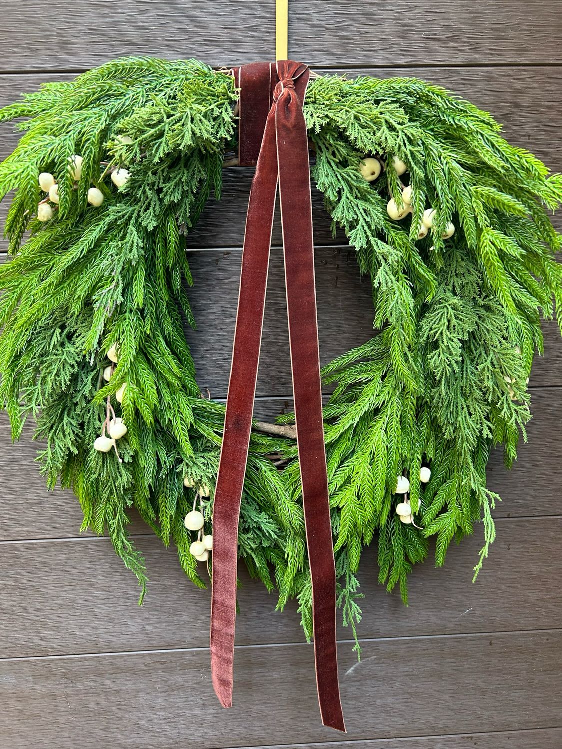 Couronne d’hiver / Noël en pins et cèdres ruban brun 