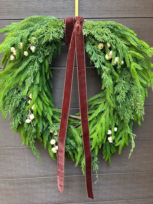 Couronne d’hiver / Noël en pins et cèdres ruban brun 