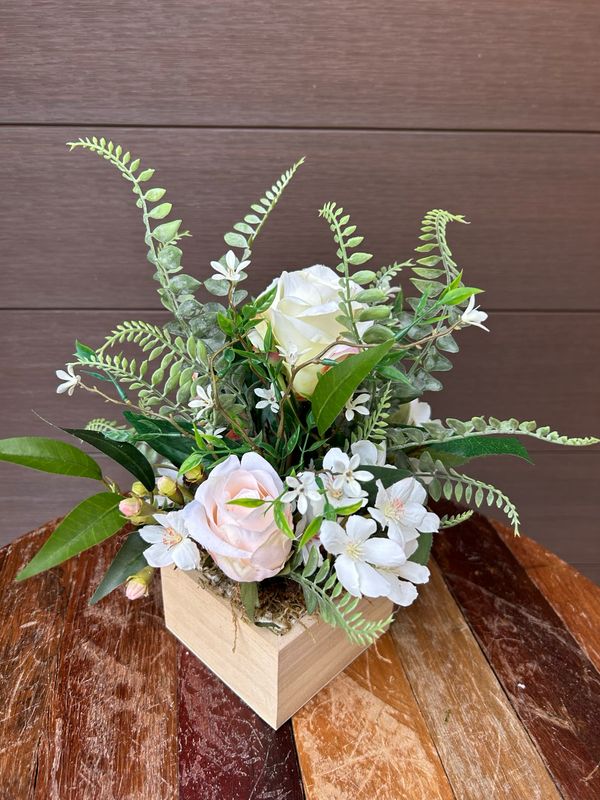 Arrangement pivoines, roses et rununculus
