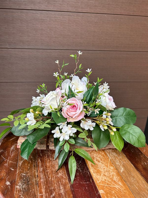 Arrangement pivoines et roses sur planche de bois 