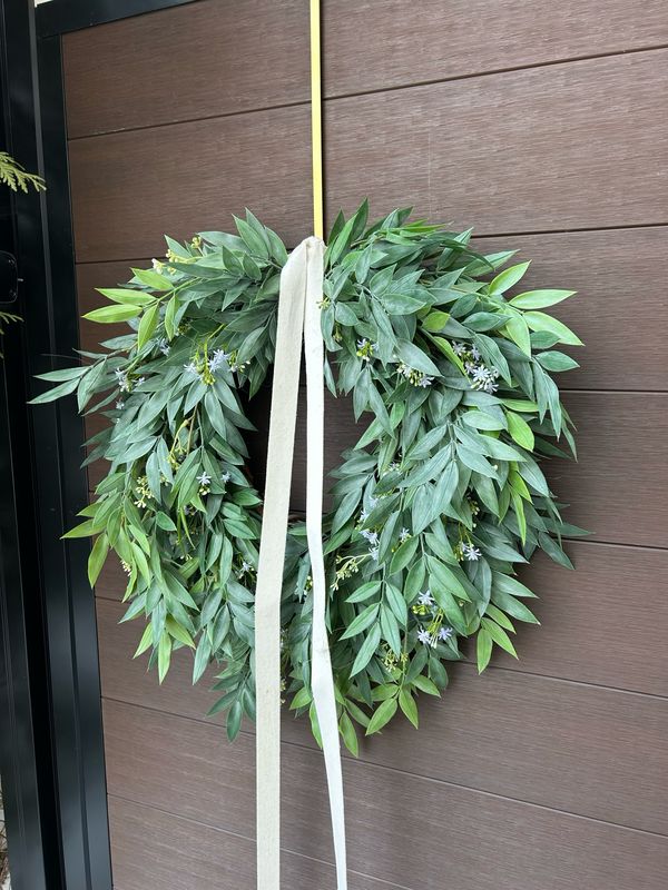 Couronne de feuilles de petit houx et baies blanches et lavande 