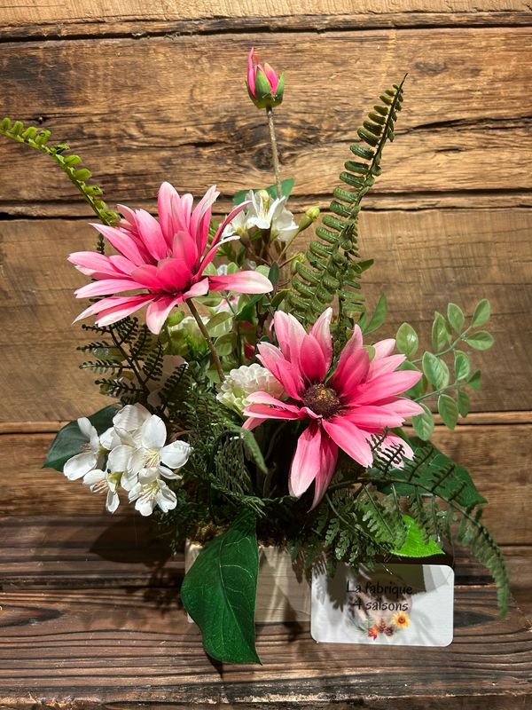 Arrangement fleurs de rudbeckie et fleurs de cerisiers