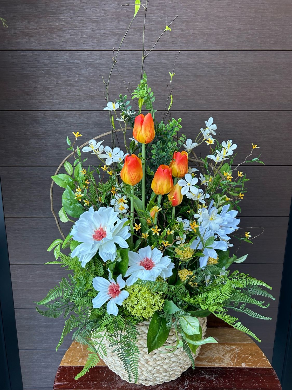 Arrangement tulipes oranges et fleurs de cosmos