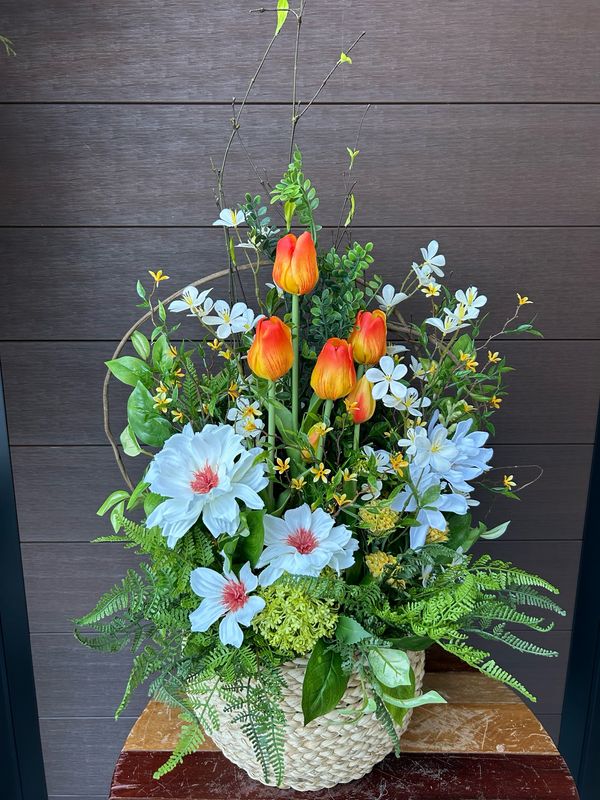 Arrangement tulipes oranges et fleurs de cosmos