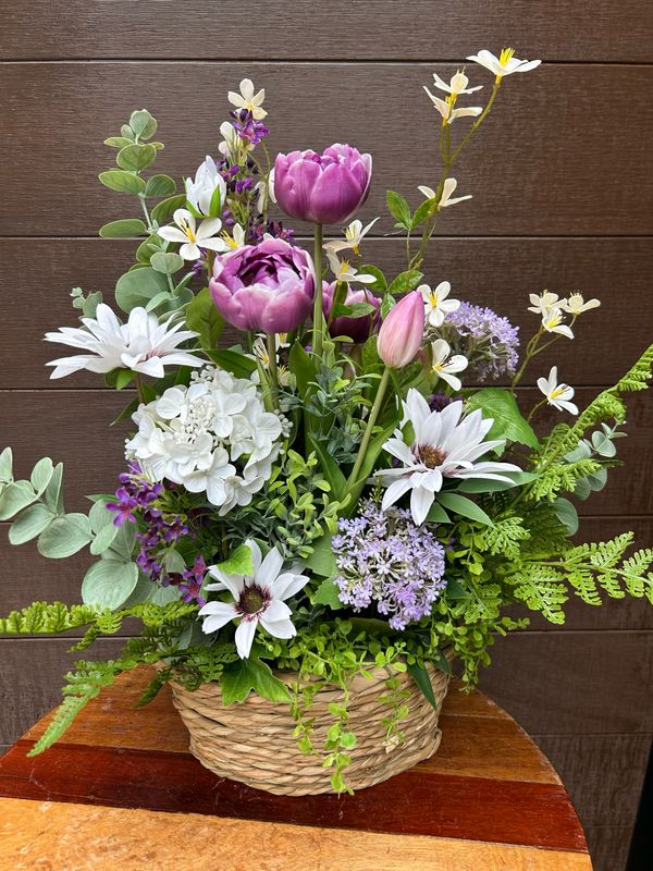 Arrangement pivoines lavande, fleurs blanches et eucalyptus 
