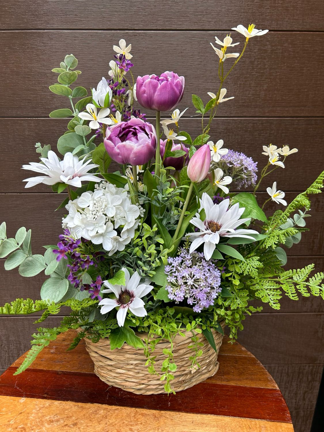 Arrangement pivoines lavande, fleurs blanches et eucalyptus 