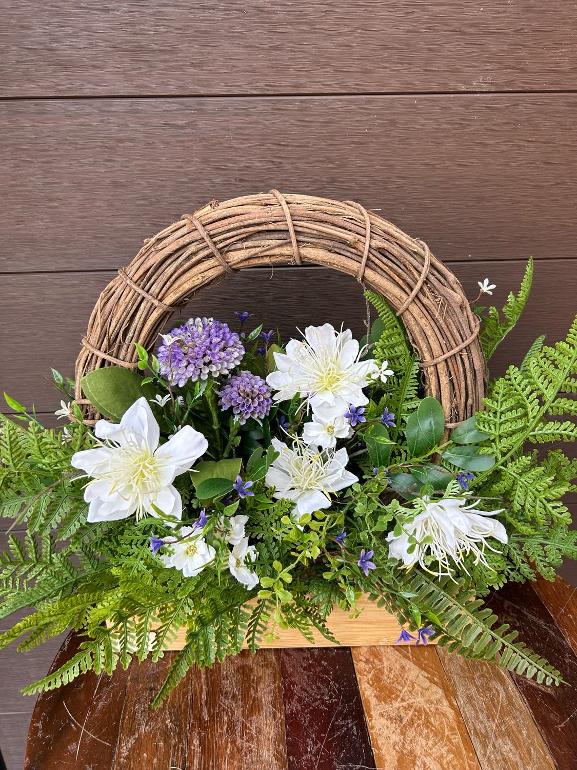 Arrangement boite de bois et roses de Myrtle 