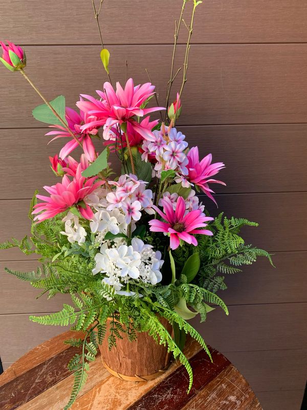 Arrangement fleurs rudbekie roses et hydrangée