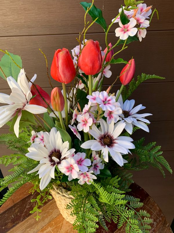 Arrangement tulipes fushia et fleurs de rudbeckie 