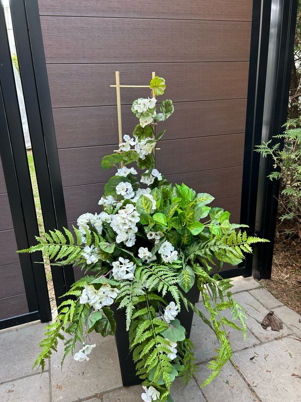 Jardinière de fleurs de géranium blanches 