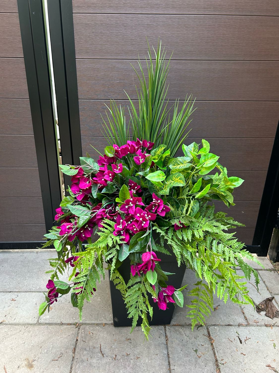 Jardinière de fleurs de bougainvilliers prunes 