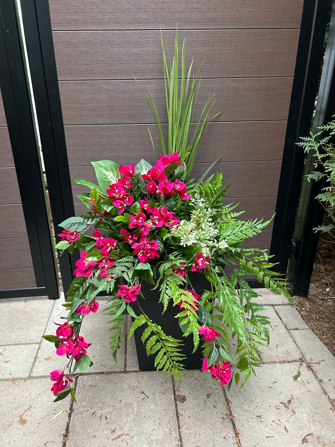 Jardinière fleurs de bougainvilliers framboise 