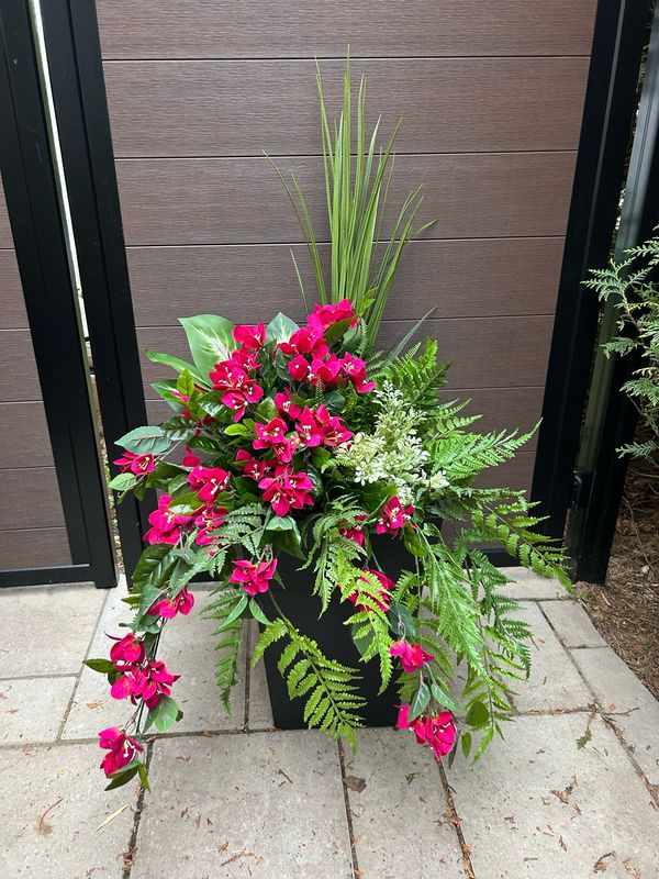 Jardinière fleurs de bougainvilliers framboise 