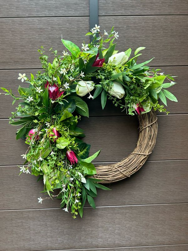 Couronne tulipes blanches et magnolias fuchsia 