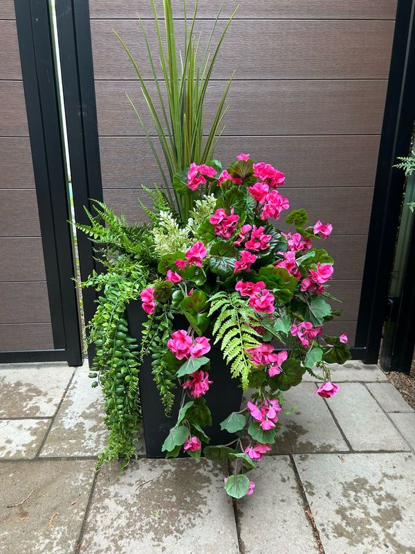Jardinière fleurs de géraniums roses artificielles 